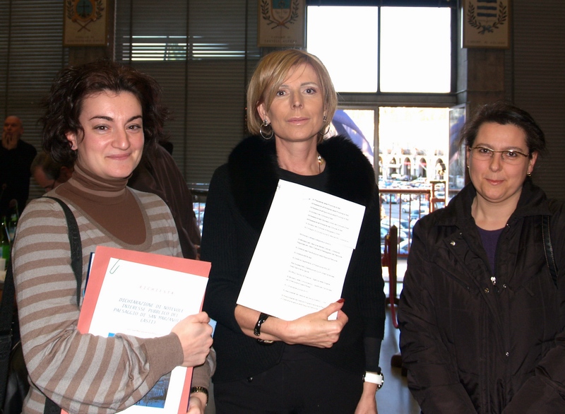 Momento della consegna (Asti 26 febbraio 2010) della Petizione e della Dichiarazione di notevole interesse pubblico del paesaggio di San Marzanotto ai sensi del Codice dei Beni culturali e del Paesaggio alla Presidente della Provincia di Asti On.le Maria Teresa Armosino da parte di Monica Gentile del Comitato spontaneo Belangero di San Marzanotto (Foto di Agnese Argenta).