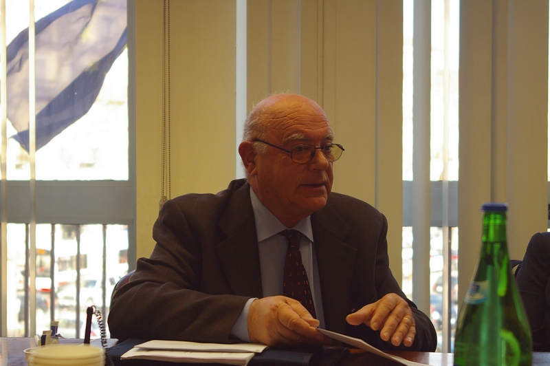 Incontro di illustrazione della Petizione popolare e della Dichiarazione di notevole Interesse pubblico del paesaggio di San Marzanotto al Presidente della Provincia di Asti Maria Teresa Armosino (Asti 8 03 10) da parte del Comitato Belangero e di altre associazioni. Nella foto: Erildo Ferro.