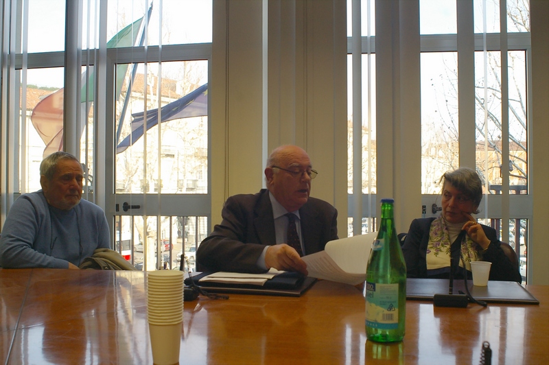 Incontro di illustrazione della Petizione popolare e della Dichiarazione di notevole Interesse pubblico del paesaggio di San Marzanotto al Presidente della Provincia di Asti Maria Teresa Armosino (Asti 8 03 10) da parte del Comitato Belangero e di altre associazioni.  Nella foto: Gian Carlo Scarrone (Valle Belbo Pulita), Erildo Ferro (Osservatorio del Paesaggio per il Monferrato e l Astigiano) e Marisa Valente (Consulta delle Associazioni Ambientaliste della Provincia di Asti).