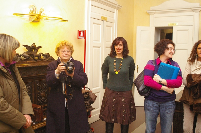 Momenti preliminari alla consegna al Sindaco di Asti della petizione e della Richiesta di Dichiarazione di notevole interesse pubblico del Paesaggio di San Marzanotto. Nella Foto Agnese Argenta (Pro Loco di San Marzanotto e Monica Gentile (Comitato spontaneo Belangero).