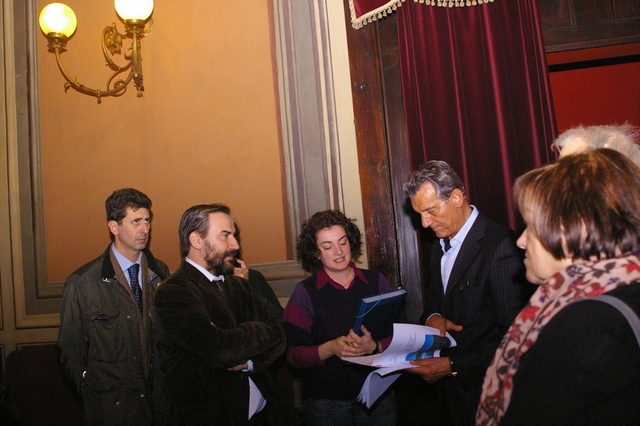 Illustrazione al Sindaco di Asti, Onle Giorgio Galvagno, da parte del Prof. Marco Devecchi (Presidente dell Osservatorio del Paesaggio per il Monferrato e l Astigiano) della Richiesta di Dichiarazione di Interesse pubblico del Paesaggio di San Marzanotto  [Foto Marisa Valente].