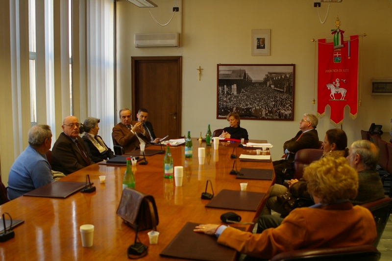 Momento dell illustrazione della Petizione e della Dichiarazione di notevole interesse pubblico del paesaggio di San Marzanotto ai sensi del Codice dei Beni culturali e del Paesaggio. Nella foto (in senso orario da sx) Gian Carlo Scarrone, Erildo Ferro, Marisa Valente, Pier Franco Ferraris, Angelo Marengo,Presidente On.le Maria Teresa Armosino, Carlo Ottonelli, Monica Avidano, Carlo Sabbione e Agnese Argenta.