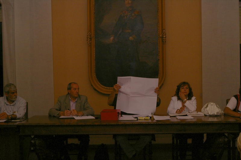 Illustrazione al Consiglio comunale della possibilità di Richiesta di Dichiarazione di notevole interesse pubblico da parte del Sindaco di Isola d'Asti, Ing. Franco Cavagnino (Foto Andrea Devecchi).