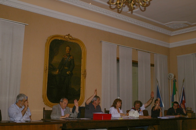 Approvazione all'unanimità della Richiesta di Dichiarazione di notevole interesse pubblico del paesaggio di Isola Villa, ai sensi del Codice Urbani, da parte del Consiglio comunale di Isola d'Asti (Foto Andrea Devecchi).