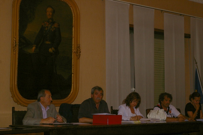 Componenti del Consiglio comunale di Isola d'Asti, tra cui il Vice Sindaco, Carlo Alberto Botto (Foto Andrea Devecchi).