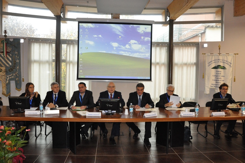Tavolo dei relatori del Convegno su "Il Paesaggio come archivio: le fonti, i documenti, le memorie per lo studio del modello di sviluppo industriale ed agrario nelle terre dello Spumante italiano. Nella foto (da sx): Dott.ssa Paola Gullino, Prof. Renato Grimaldi, Dott. Andrea Ghignone, Dott. Carlo Cerrato (Moderatore), Dott. Giovanni Borriero, Prof. Gian Luigi Bravo e Prof. Marco Violardo.