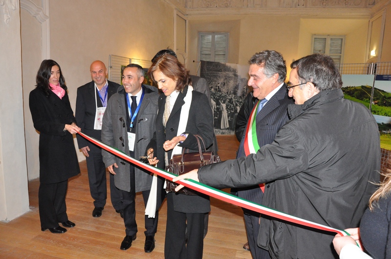 Inaugurazione della mostra: "I documenti raccontano" immagini e suggestioni dagli archivi del territorio da parte del Prefetto di Asti, Dott.ssa Paola Picciafuochi, e del Sindaco di Costigliole d Asti, Dott. Giovanni Borriero.