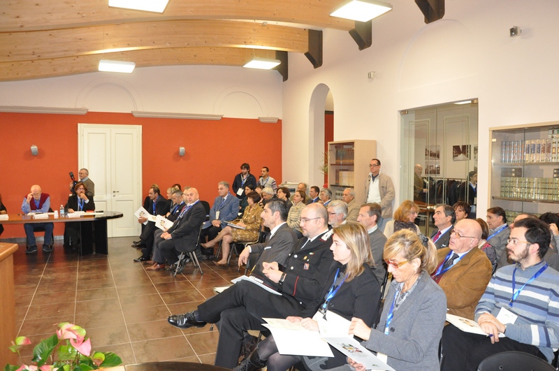 Veduta del folto pubblico presente in sala in occasione del Convegno su "Il Paesaggio come archivio: le fonti, i documenti, le memorie per lo studio del modello di sviluppo industriale ed agrario nelle terre dello Spumante italiano".