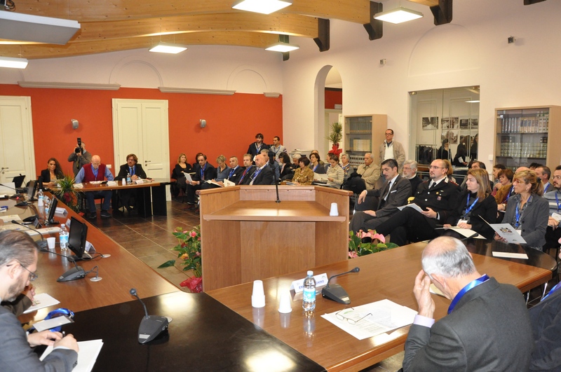 Veduta del folto pubblico presente in sala in occasione del Convegno su "Il Paesaggio come archivio: le fonti, i documenti, le memorie per lo studio del modello di sviluppo industriale ed agrario nelle terre dello Spumante italiano".
