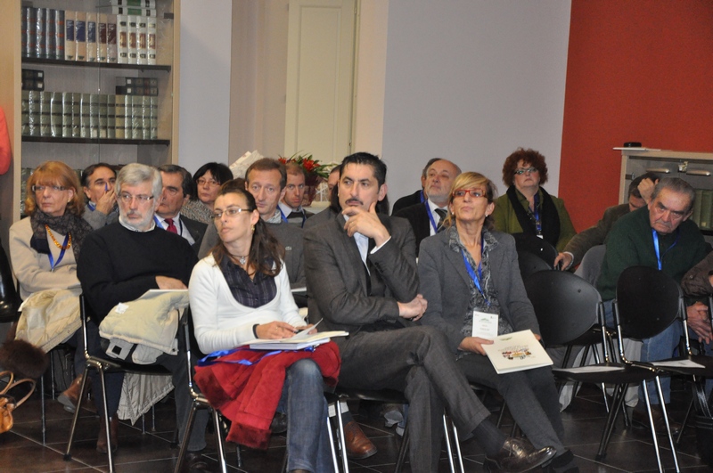Veduta del folto pubblico presente in sala in occasione del Convegno su "Il Paesaggio come archivio: le fonti, i documenti, le memorie per lo studio del modello di sviluppo industriale ed agrario nelle terre dello Spumante italiano".
