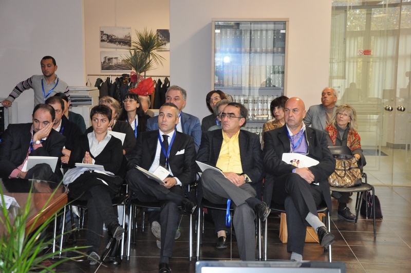 Veduta del folto pubblico presente in sala in occasione del Convegno su "Il Paesaggio come archivio: le fonti, i documenti, le memorie per lo studio del modello di sviluppo industriale ed agrario nelle terre dello Spumante italiano".