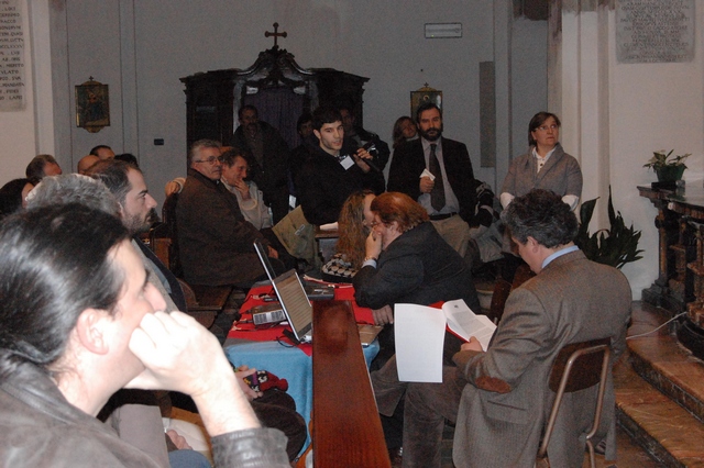 Tavolo dei relatori da sx verso dx: Dott. Lido Riba e Prof. Michele Fino. Moderatore della serata Prof. Marco Devecchi (Osservatorio del Paesaggio per il Monferrato e l'Astigiano) [Foto di Rocco Bartolo].