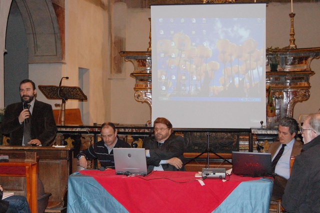 Tavolo dei relatori da sx verso dx: Dott. Aldo Rubbonello, Dott. Lido Riba e Prof. Michele Fino. Moderatore della serata Prof. Marco Devecchi (Osservatorio del Paesaggio per il Monferrato e l'Astigiano) [Foto di Rocco Bartolo].