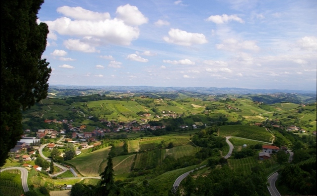 Veduta dello straoprdinario paesaggio di Cisterna d'Asti dalla terrazza del Castello.