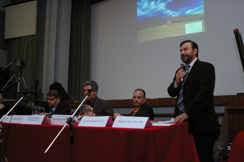 Tavolo dei relatori da sx verso dx: Dott. Lido Riba (Presidente IPLA), Prof. Michele Fino e Dott. Aldo Rubbonello. Moderatore della serata Prof. Marco Devecchi (Osservatorio del Paesaggio per il Monferrato e l'Astigiano) [Foto di Erildo Ferro].