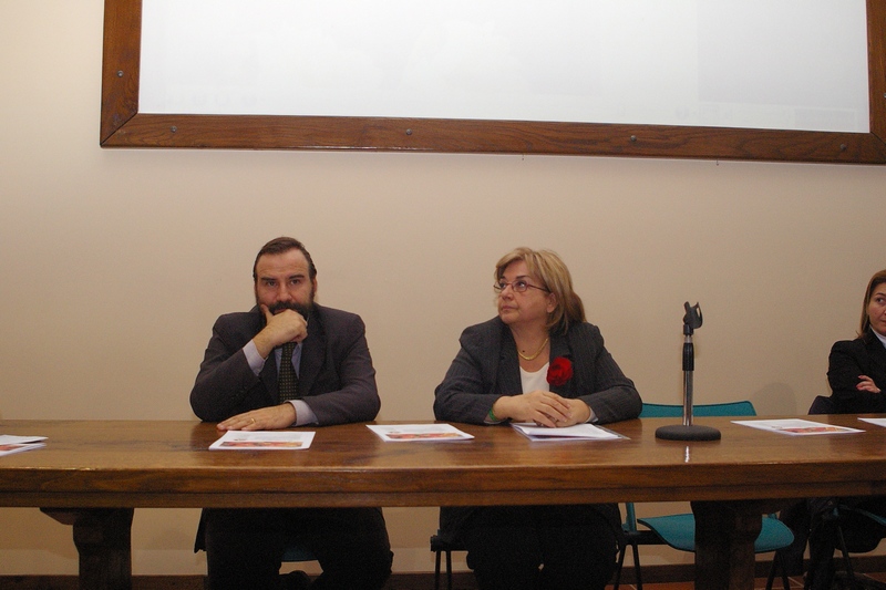 Convegno "CIBO, TERRITORIO E UNESCO: PER UNA NUOVA ECONOMIA DELL ALTO ASTIGIANO" a Castelnuovo Don Bosco (Giovedì 25 novembre 2010).  Al tavolo dei relatori: Marco Devecchi e Silvana Garufi [Foto di Isotta Meliga].