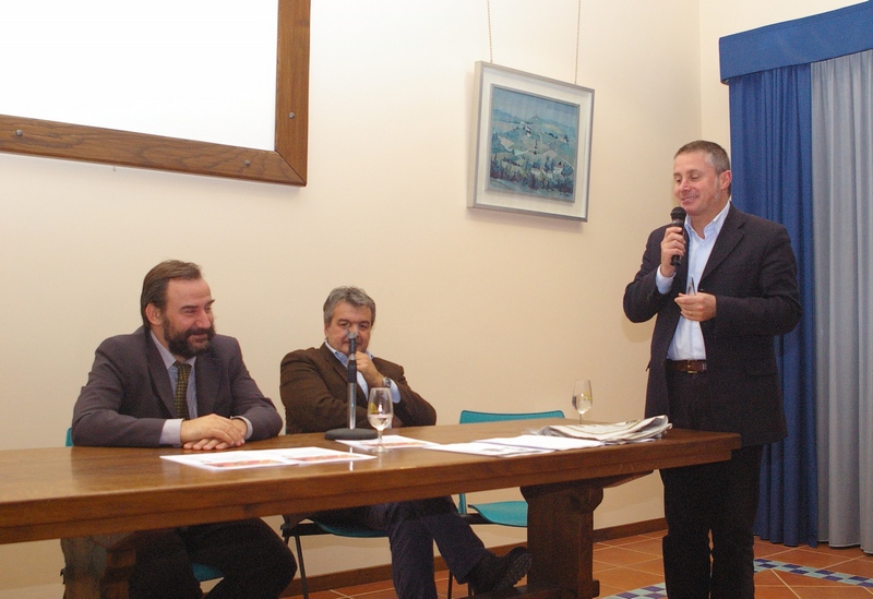 Introduzione di Giorgio Musso (Sindaco del comune di Castelnuovo don Bosco) al Convegno "CIBO, TERRITORIO E UNESCO: PER UNA NUOVA ECONOMIA DELL ALTO ASTIGIANO" a Castelnuovo Don Bosco (Giovedì 25 novembre 2010).  Al Tavolo dei relatori il Prof. Marco Devecchi (Presidente dell Osservatorio del Paesaggio per il Monferrato e l Astigiano) e il Dott. Valter Valle (Presidente dell Ordine dei Dottori Agronomi e Forestali della Provincia di Asti e Presidente dell Enoteca Regionale delle Colline Alfieri [Foto di Isotta Meliga].