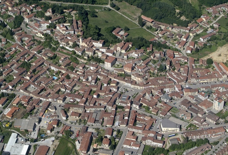 Veduta aerea di Castelnuovo Don Bosco (Foto dell'artista inglese Mark  Cooper).