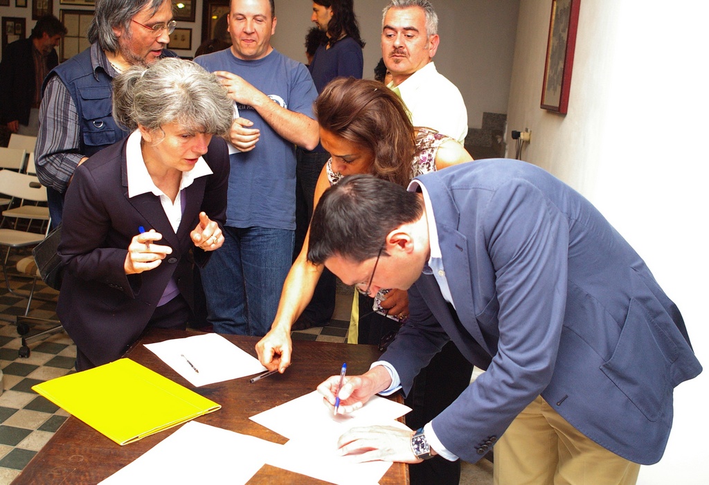 Sottoscrizione della Richiesta di Dichiarazione di Notevole interesse pubblico del paesaggio canellese da parte di Andrea Ghignone.