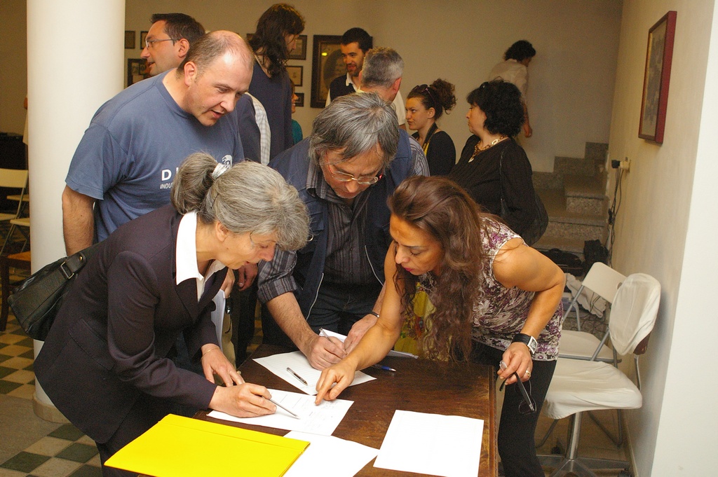 Sottoscrizione della Richiesta di Dichiarazione di Notevole interesse pubblico del paesaggio canellese da parte di Marisa Valente (Presidente della Consulta delle Associazioni ambientaliste della Provincia di Asti).