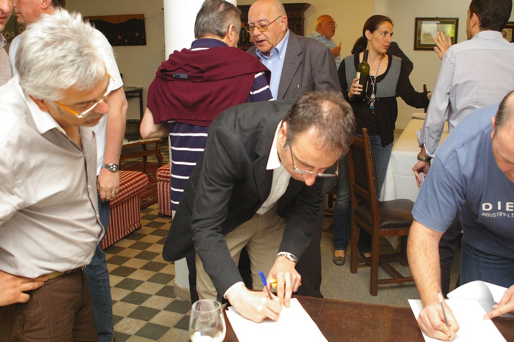 Sottoscrizione della Richiesta di Dichiarazione di Notevole interesse pubblico del paesaggio canellese da parte dell'On.le Massimo Fiorio.