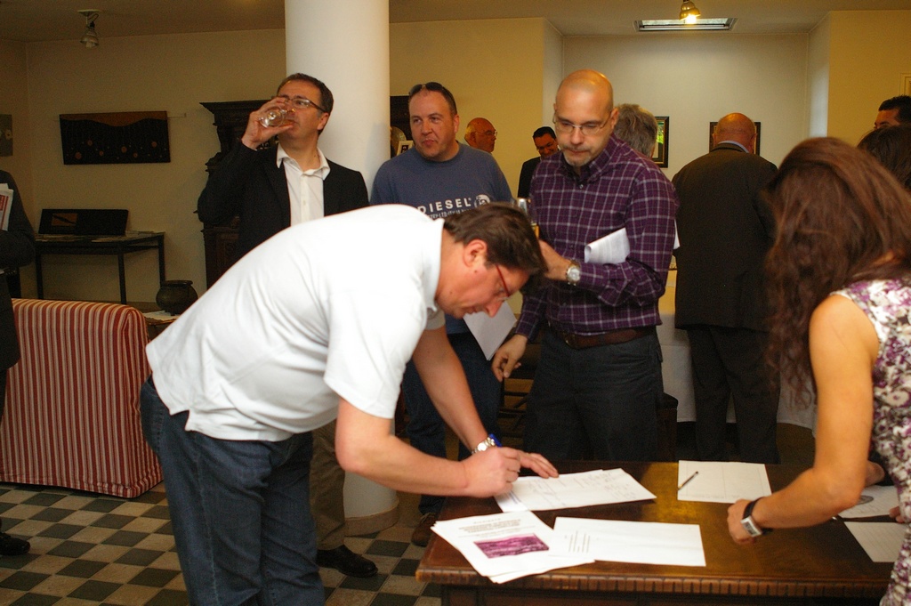 Sottoscrizione della Richiesta di Dichiarazione di Notevole interesse pubblico del paesaggio canellese da parte dell'Avv. Pier Fausto Fogliati (Consigliere comunale di Canelli).