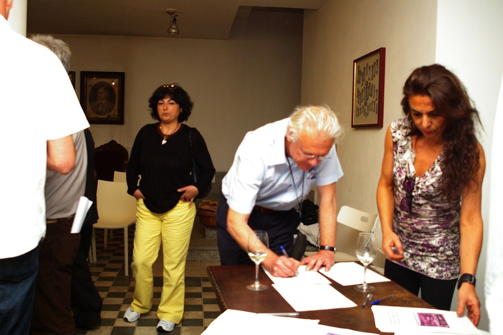 Sottoscrizione della Richiesta di Dichiarazione di Notevole interesse pubblico del paesaggio canellese da parte di piergiorgio Robino (Associazione Canelli Domani).