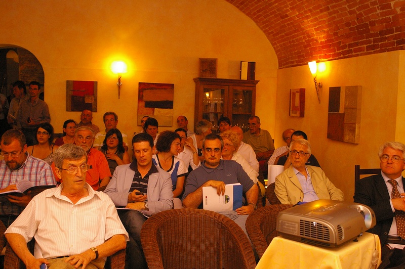 Veduta del folto pubblico presente in sala all'inteerno del Castello di Isola Villa  (Foto di Alessandro Risso).