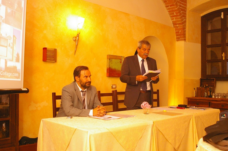 Presentazione della Richiesta di Dichiarazione di notevole interesse pubblico del Paesaggio di Isola Villa da parte del Sindaco di Isola d'Asti, Ing. Franco Cavagnino. Nella foto (sx) il moderatore dell'incontro, il Prof. Marco Devecchi, Presidente dell'Osservatorio del Paesaggio per il Monferrato e l'Astigiano  (Foto di Alessandro Risso).