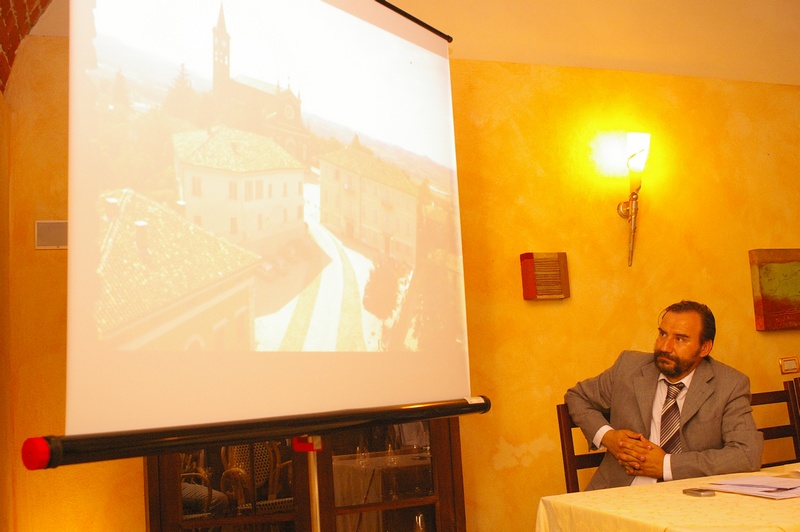 Illustrazione mediante l'ausilio di diapositive delle peculiarità del paesaggio di Isola Villa da parte del Sindaco di Isola d'Asti  (Foto di Alessandro Risso).