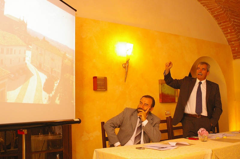 Illustrazione mediante l'ausilio di diapositive delle peculiarità del paesaggio di Isola Villa da parte del Sindaco di Isola d'Asti, Ing. Franco Cavagnino  (Foto di Alessandro Risso).