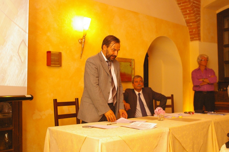 Presentazione dei relatori invitati al Coonvegno da parte del moderatore, Prof. Marco Devecchi, Presidente dell'Osservatorio del Paesaggio per il Monferrato e l'Astigiano  (Foto di Alessandro Risso).