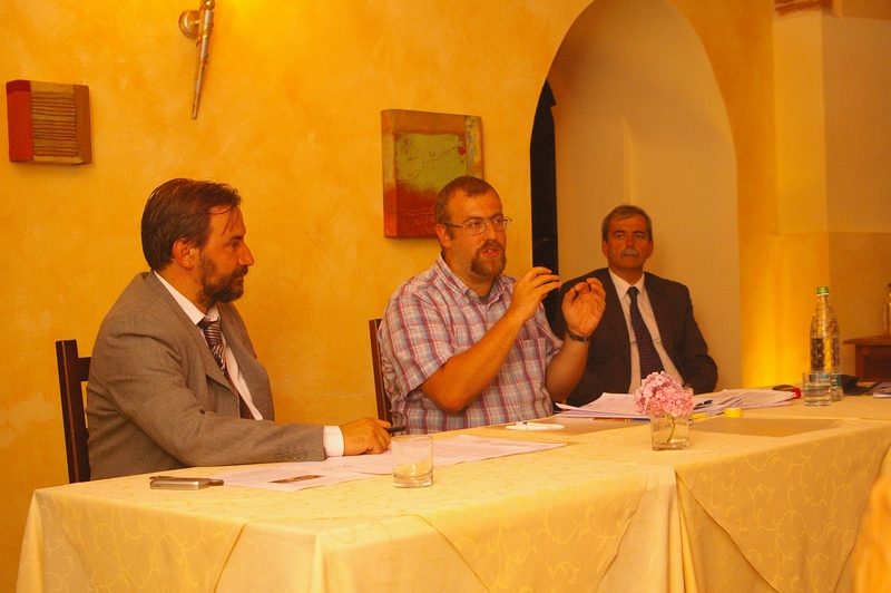 Relazione dell'Ing. Marco Valle di SITI, Istituto Superiore sui Sistemi Territoriali per l'Innovazione sull'esperienza maturata nell'elaborazione del Dossier di Candidatura dei paesaggi viticoli del Sud Piemonte (Foto di Alessandro Risso).