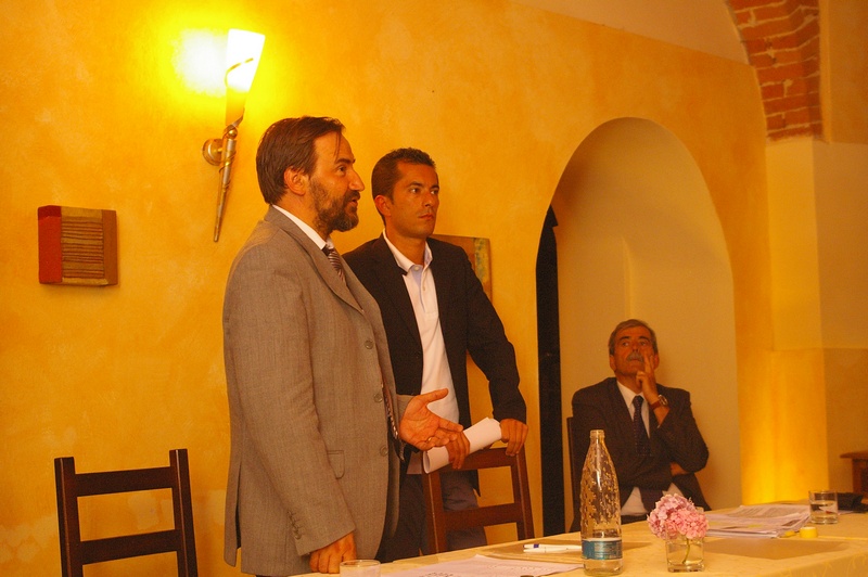 Presentazione da parte del Moderatore del Sindaco di Canelli, Dott. Marco Gabusi, in riferimento all'adozione formale, effettuata presso le autorità competenti, della Richiesta di Dichiarazione di Notevole interesse pubblico dei paesaggi di pregio di Canelli (Foto di Alessandro Risso).