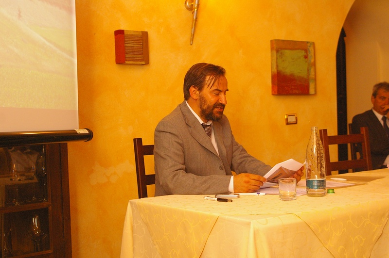 Lettura da parte del Moderatore della Mozione conclusiva dei Lavori del Convegno ed approvazione all'unanimità da parte dei partecipanti in sala (Foto di Alessandro Risso).