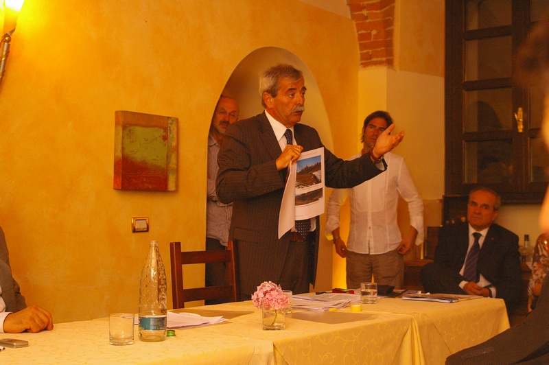 Illustrazione da parte del Sindaco di Isola d'Asti, Ing. Franco Cavagnino, delle preoccupazioni connesse alla realizzazione di un campo fotovoltaico in prossimità dell'abitato di Isola Villa (Foto di Alessandro Risso).