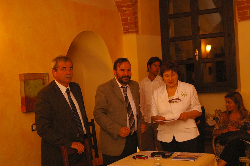 CONSEGNA della Richiesta di Dichiarazione di Notevole interesse pubblico del Paesaggio di Isola Villa ai sensi del recente Codice URBANI da parte del Sindaco di Isola d'Asti, Ing. Franco Cavagnino e del Prof. Marco Devecchi, Presidente dell'Osservatorio del Paesaggio per il Monferrato e l'Astigiano al Direttore della Programmazione strategica, Politiche territoriali ed Edilizia della REGIONE PIEMONTE, Arch. Mariella Olivier (Foto di Alessandro Risso).