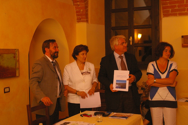 CONSEGNA della Richiesta di Dichiarazione di Notevole interesse pubblico del Paesaggio di San Marzanotto ai sensi del recente Codice URBANI da parte dell'Avv. Carlo Ottonelli e della Sig.ra Monica Gentile Direttore della Programmazione strategica, Politiche territoriali ed Edilizia della REGIONE PIEMONTE, Arch. Mariella Olivier (Foto di Alessandro Risso).