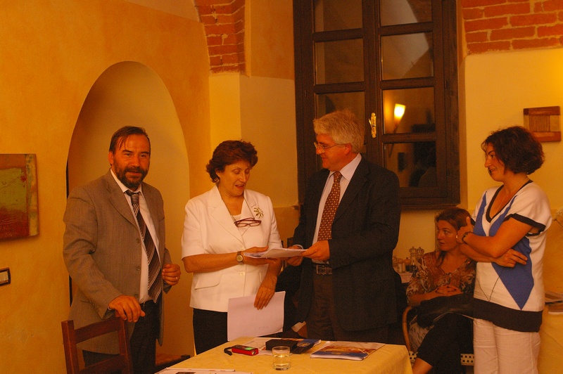 CONSEGNA della Richiesta di Dichiarazione di Notevole interesse pubblico del Paesaggio di San Marzanotto ai sensi del recente Codice URBANI da parte dell'Avv. Carlo Ottonelli e della Sig.ra Monica Gentile Direttore della Programmazione strategica, Politiche territoriali ed Edilizia della REGIONE PIEMONTE, Arch. Mariella Olivier (Foto di Alessandro Risso).