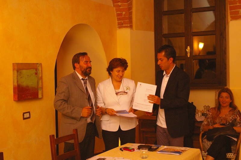 CONSEGNA della Richiesta di Dichiarazione di Notevole interesse pubblico del Paesaggio di Canelli ai sensi del recente Codice URBANI da parte del Sindaco di Canelli, Dott. Marco Gabusi, al Direttore della Programmazione strategica, Politiche territoriali ed Edilizia della REGIONE PIEMONTE, Arch. Mariella Olivier (Foto di Alessandro Risso).