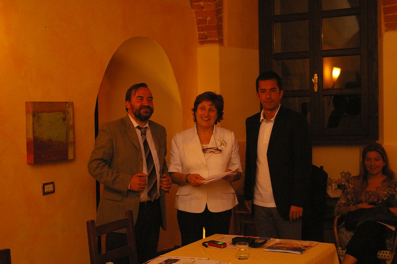 CONSEGNA della Richiesta di Dichiarazione di Notevole interesse pubblico del Paesaggio di Canelli ai sensi del recente Codice URBANI da parte del Sindaco di Canelli, Dott. Marco Gabusi, al Direttore della Programmazione strategica, Politiche territoriali ed Edilizia della REGIONE PIEMONTE, Arch. Mariella Olivier (Foto di Alessandro Risso).