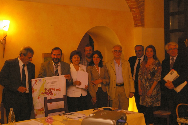 Foto di gruppo conclusiva di presentazione della Mappa catastale di perimetrazione del territorio di Isola Villa oggetto della Richiesta di Dichiarazione di Notevole interesse pubblico del paesaggio. Da sinistra: Franco Cavagnino, Marco Devecchi, Mariella Olivier, Marco Valle, Irma Visalli, Gian Luigi Bravo, Pier Franco Ferraris, Annalisa Conti e Carlo Ottonelli (Foto di Alessandro Risso).