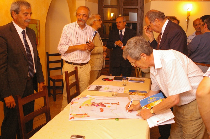 Sottoscrizione pubblica della Richiesta di Dichiarazione di Notevole interesse pubblico del Paesaggio di Isola Villa da parte del Dott. Luigi Terzo Bosca.