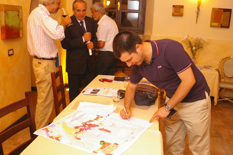 Sottoscrizione pubblica della Richiesta di Dichiarazione di Notevole interesse pubblico del Paesaggio di Isola Villa da parte del Dott. Aldo Buzio.