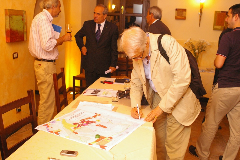 Sottoscrizione pubblica della Richiesta di Dichiarazione di Notevole interesse pubblico del Paesaggio di Isola Villa da parte del Prof. Gian Luigi Bravo.