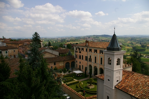 Veduta dello straordinario paesaggio di Isola Villa, apprezzabile dalla sommità della torre campanaria.