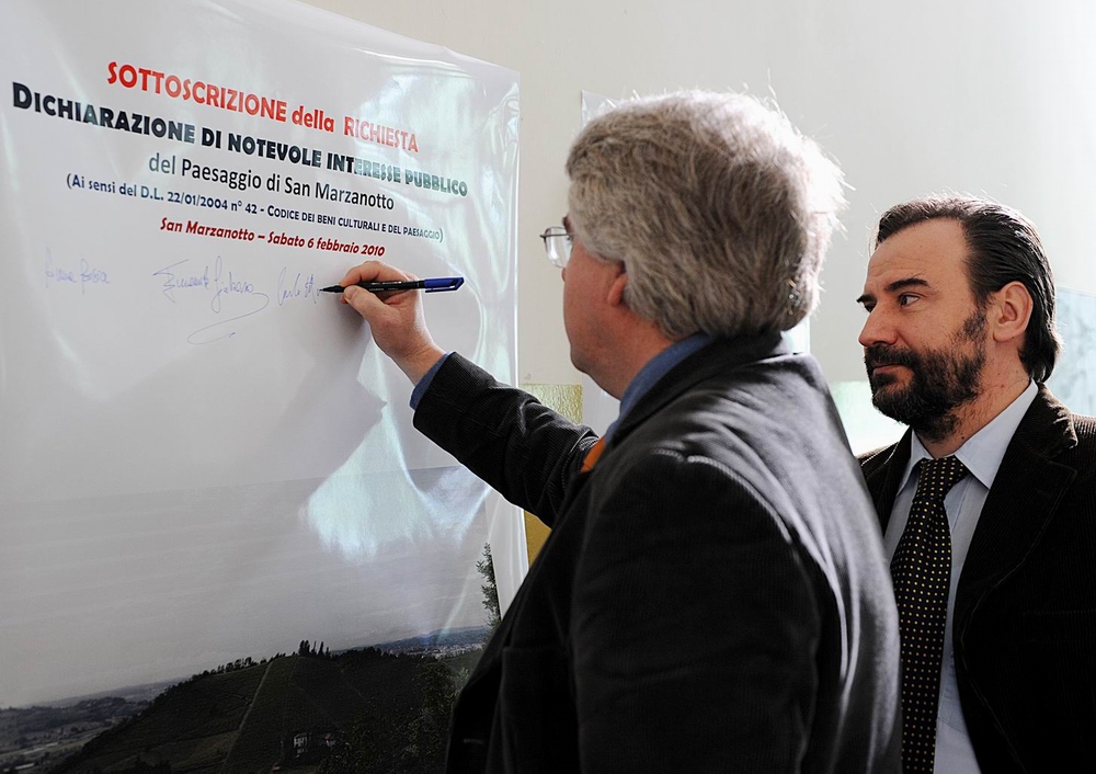 Nella foto il momento della firma dell Avv. Carlo Ottonelli.del Manifesto di richiesta di Dichiarazione di Pubblico interesse del paesaggio di San Marzanotto in base al Codice per i Beni culturali e il Paesaggio (Codice Urbani) - Centro civico di San Marzanotto sabato 6 febbraio 2010. (Foto Giulio Morra).