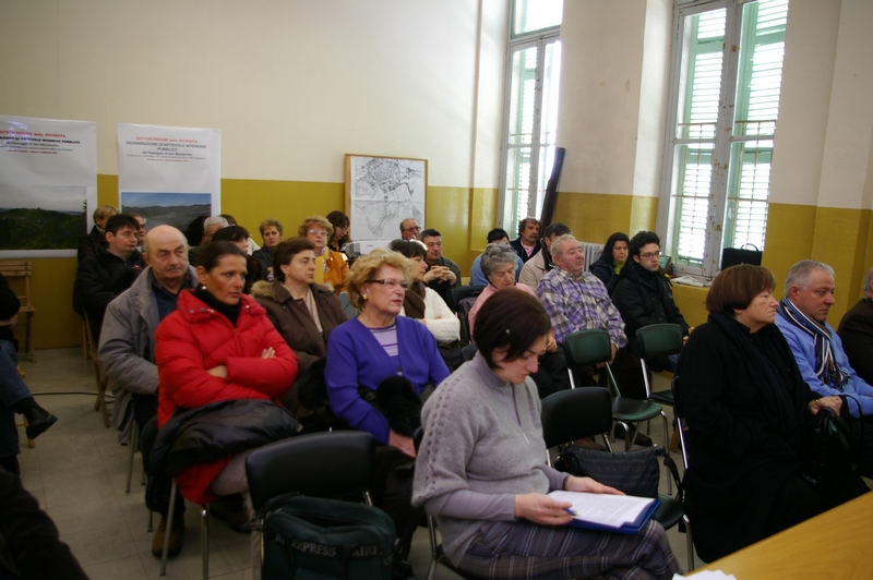 Nella foto il folto pubblico presente in sala in occasione dell incontro di Dichiarazione di Pubblico interesse del paesaggio di San Marzanotto in base al Codice per i Beni culturali e il Paesaggio (Codice Urbani), tenutosi presso il Centro civico di San Marzanotto sabato 6 febbraio 2010.  