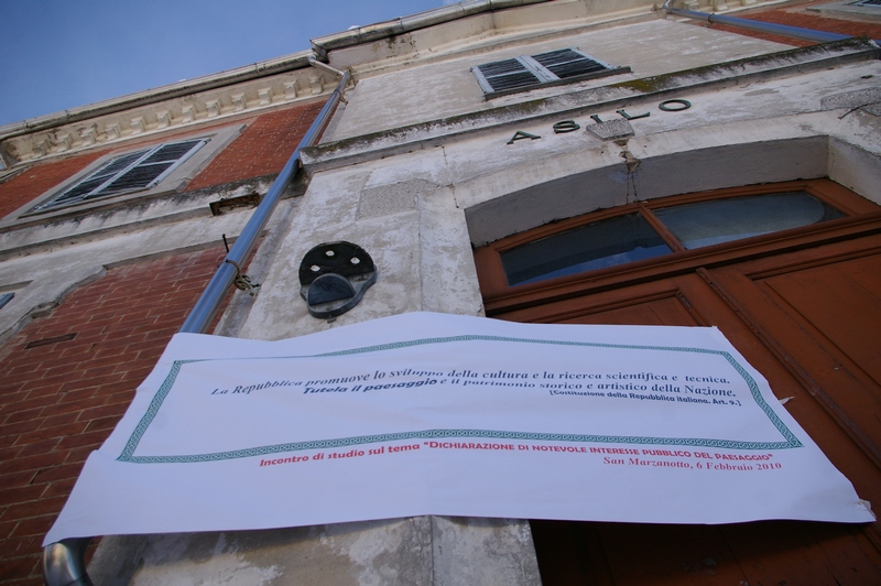 Incontro di Dichiarazione di Pubblico interesse del paesaggio di San Marzanotto in base al Codice per i Beni culturali e il Paesaggio (Codice Urbani) tenutosi presso il Centro civico di San Marzanotto sabato 6 febbraio 2010.  Nella foto: Manifesto dell Art. 9 della Costituzione Italiana che recita "La Repubblica promuove lo sviluppo della cultura e la ricerca scientifica e tecnica. Tutela il paesaggio e il patrimonio storico e artistico della Nazione".