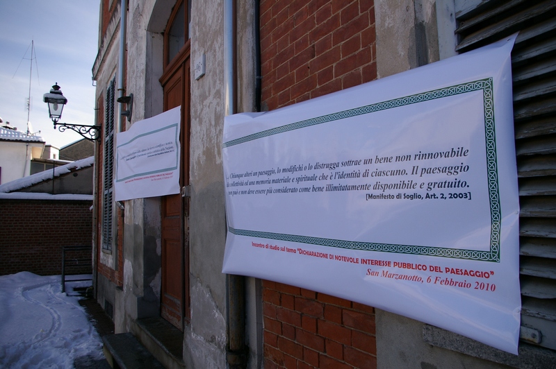 Manifesti a salvaguardia del Paesaggio all Ingresso del Centro civico di San Marzanotto, sede dell  Incontro di Dichiarazione di Pubblico interesse del paesaggio di San Marzanotto (in base al Codice per i Beni culturali e il Paesaggio - Codice Urbani).